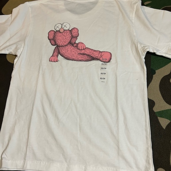 Kaws x Uniqlo - Picture 1 of 2